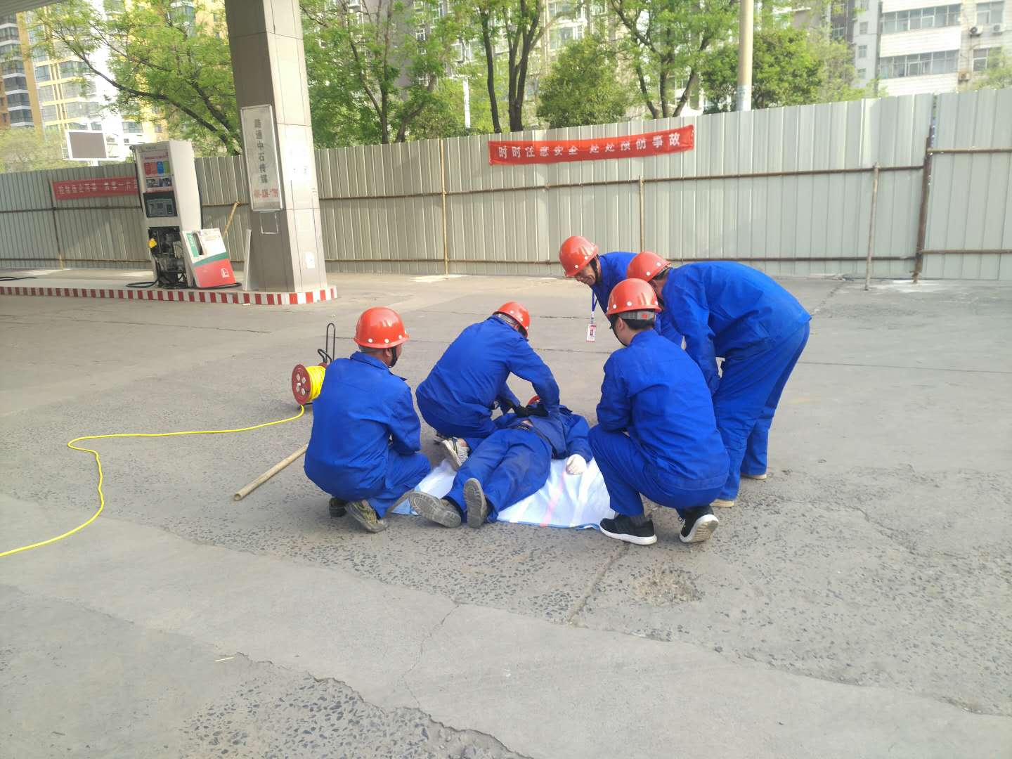 1531790119409877.jpg 3中石化林州加油站項(xiàng)目觸電應(yīng)急演練.jpg