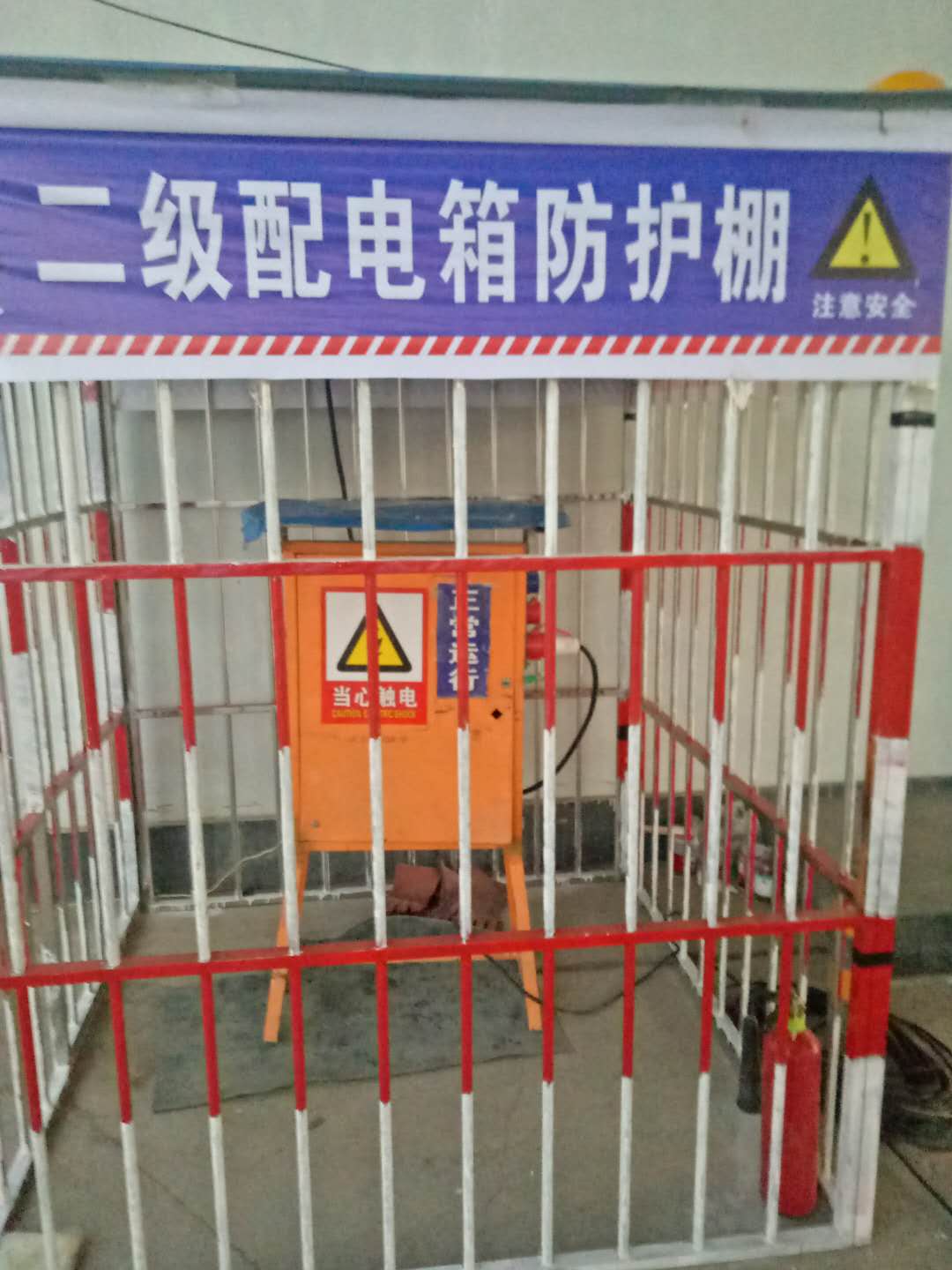 1531790454882280.jpg 6 中石化濟(jì)源項(xiàng)目部配電箱防護(hù)棚.jpg